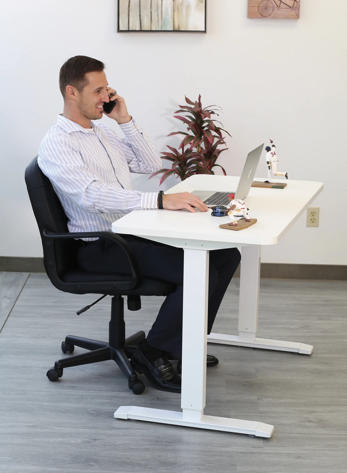 Bureau assis-debout électrique noir Motionwise, 24?x48, réglable en hauteur de 28 à 48 avec 4 hauteurs préréglées et port de charge USB, plusieurs couleurs