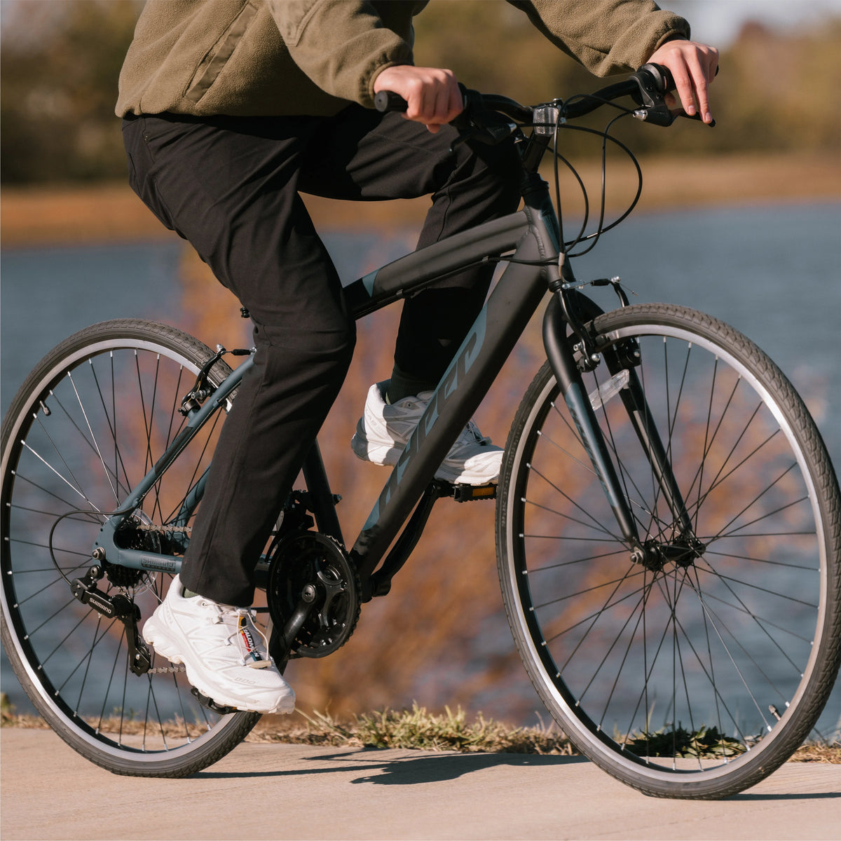 Vélo hybride Hyper Brand Bicycle 700c Spin Fit pour homme, noir et bleu, adulte