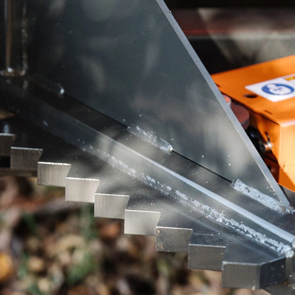Accessoires Titan : extracteur de poteaux et d'arbres pour chargeuse compacte et tracteur niveleur