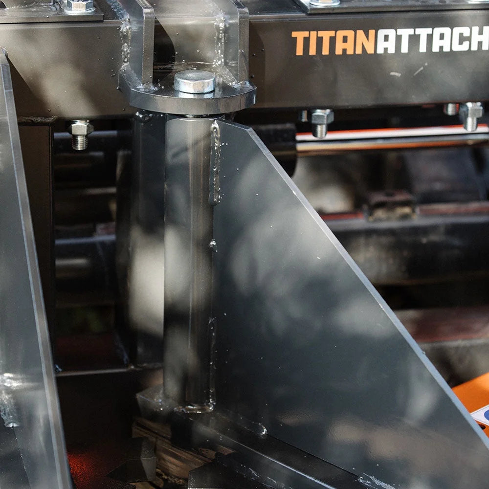 Accessoires Titan : extracteur de poteaux et d'arbres pour chargeuse compacte et tracteur niveleur