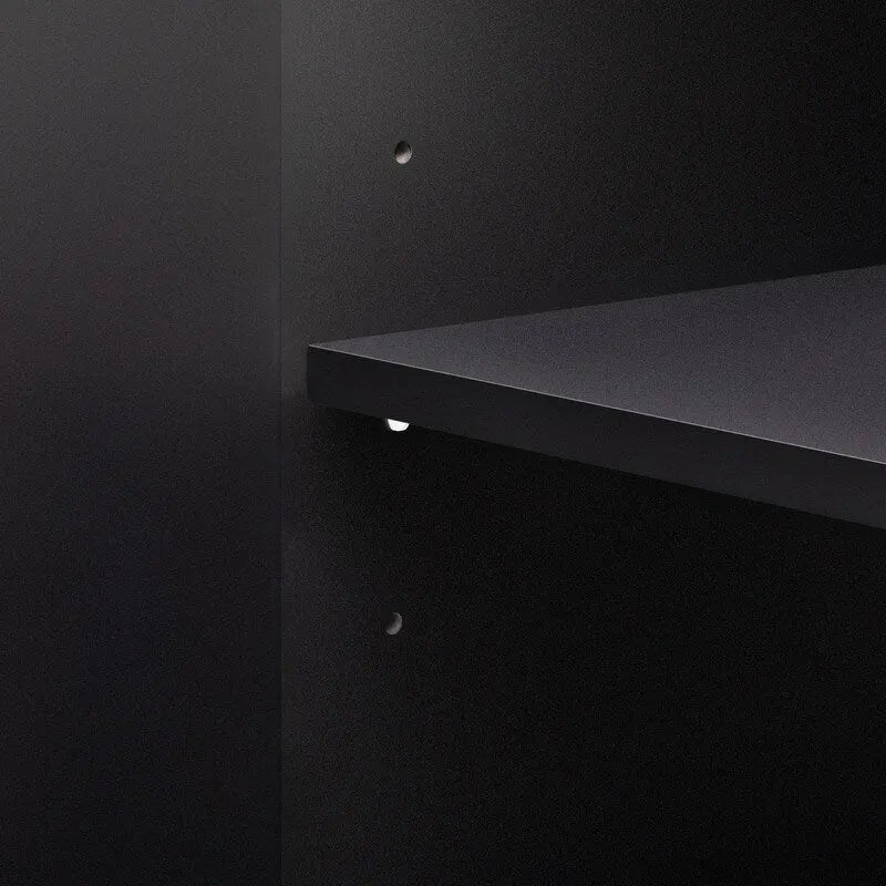 Un cabinet de style minimaliste et luxueux, doté de quatre portes en lin.