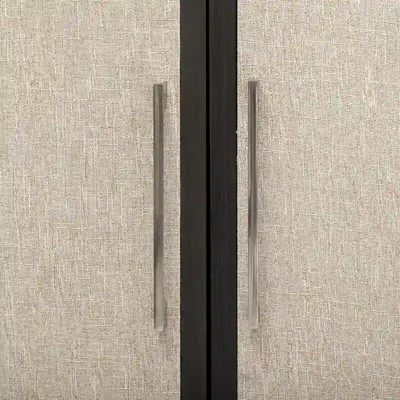 Un cabinet de style minimaliste et luxueux, doté de quatre portes en lin.