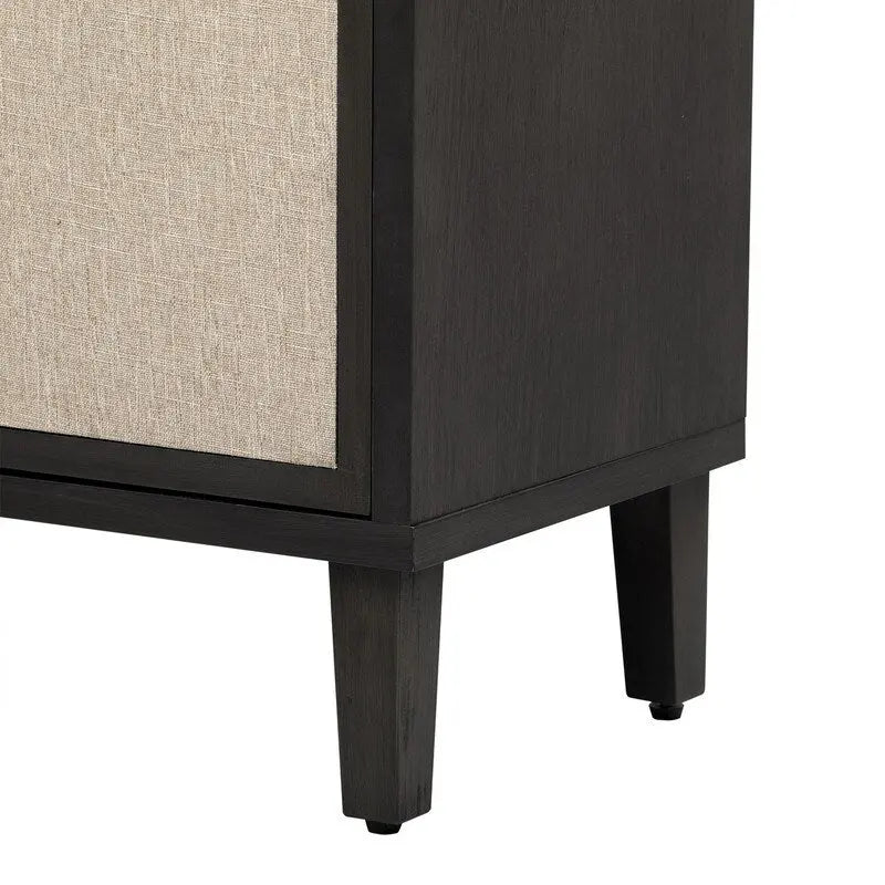 Un cabinet de style minimaliste et luxueux, doté de quatre portes en lin.