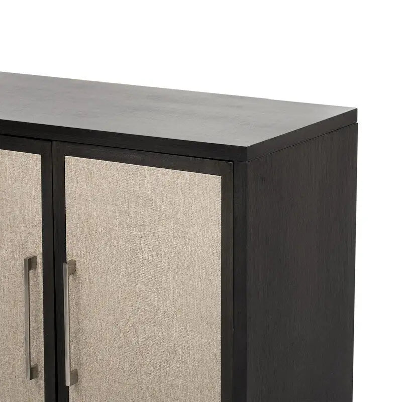 Un cabinet de style minimaliste et luxueux, doté de quatre portes en lin.