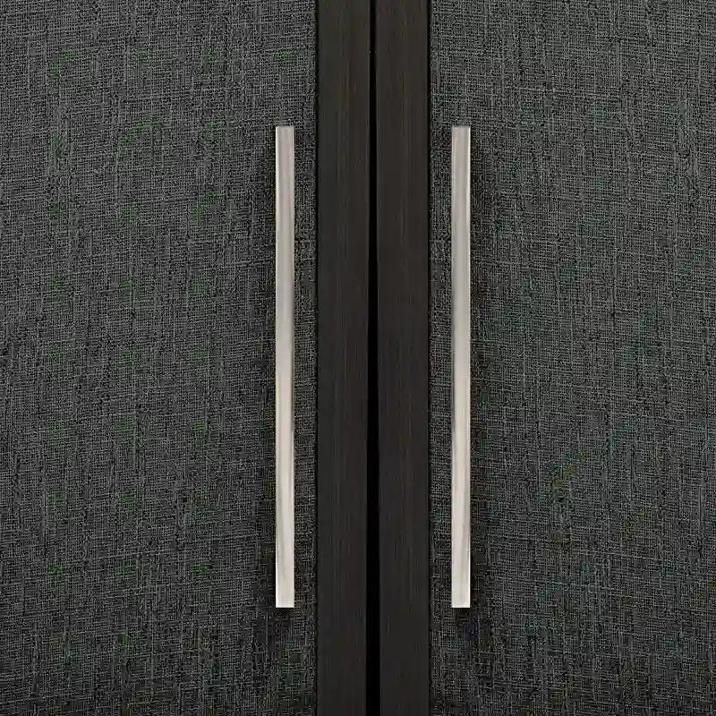 Un cabinet de style minimaliste et luxueux, doté de quatre portes en lin.
