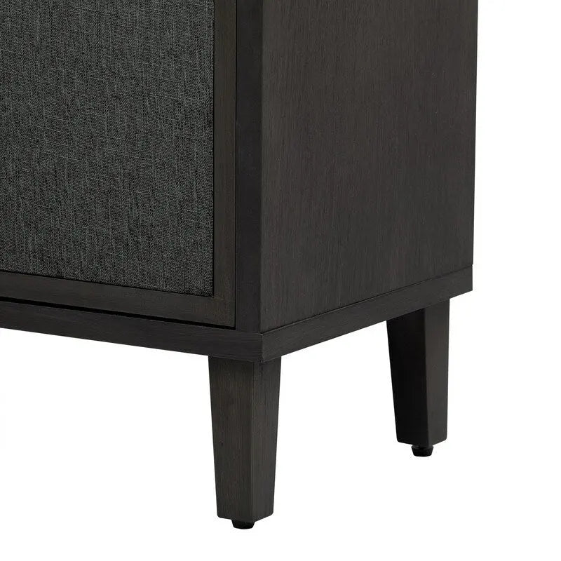 Un cabinet de style minimaliste et luxueux, doté de quatre portes en lin.